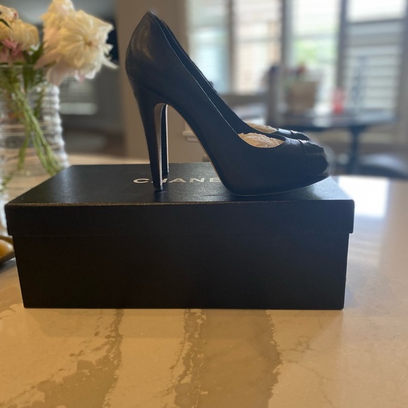 CHANEL BLACK PUMPS - Picture 4 of 11